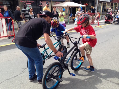 un athlète BMX enseigne l'initiation BMX aux jeunes du quartier