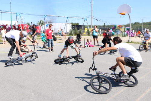 Un athlète BMX en plein cour à Montréal